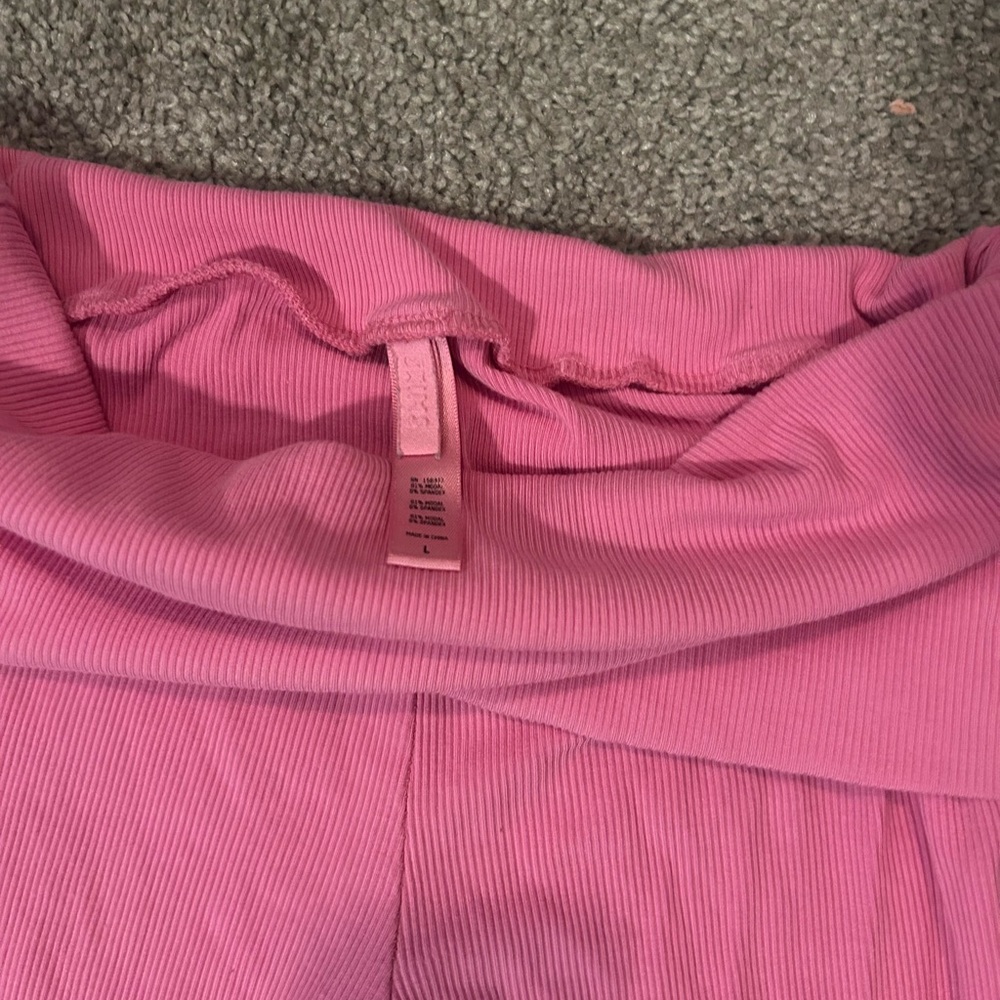 Size L SKIMS fold over ribbed pants.